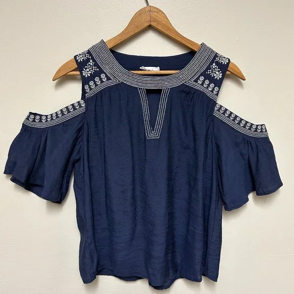 Scoop Neck Cold Shoulder Blouse - Picture 2 of 4